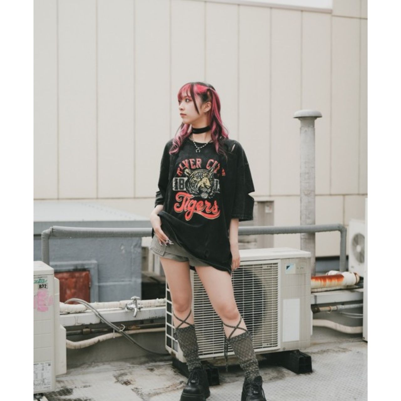 レディースのダメージTシャツのダサくないおしゃれなコーディネート例