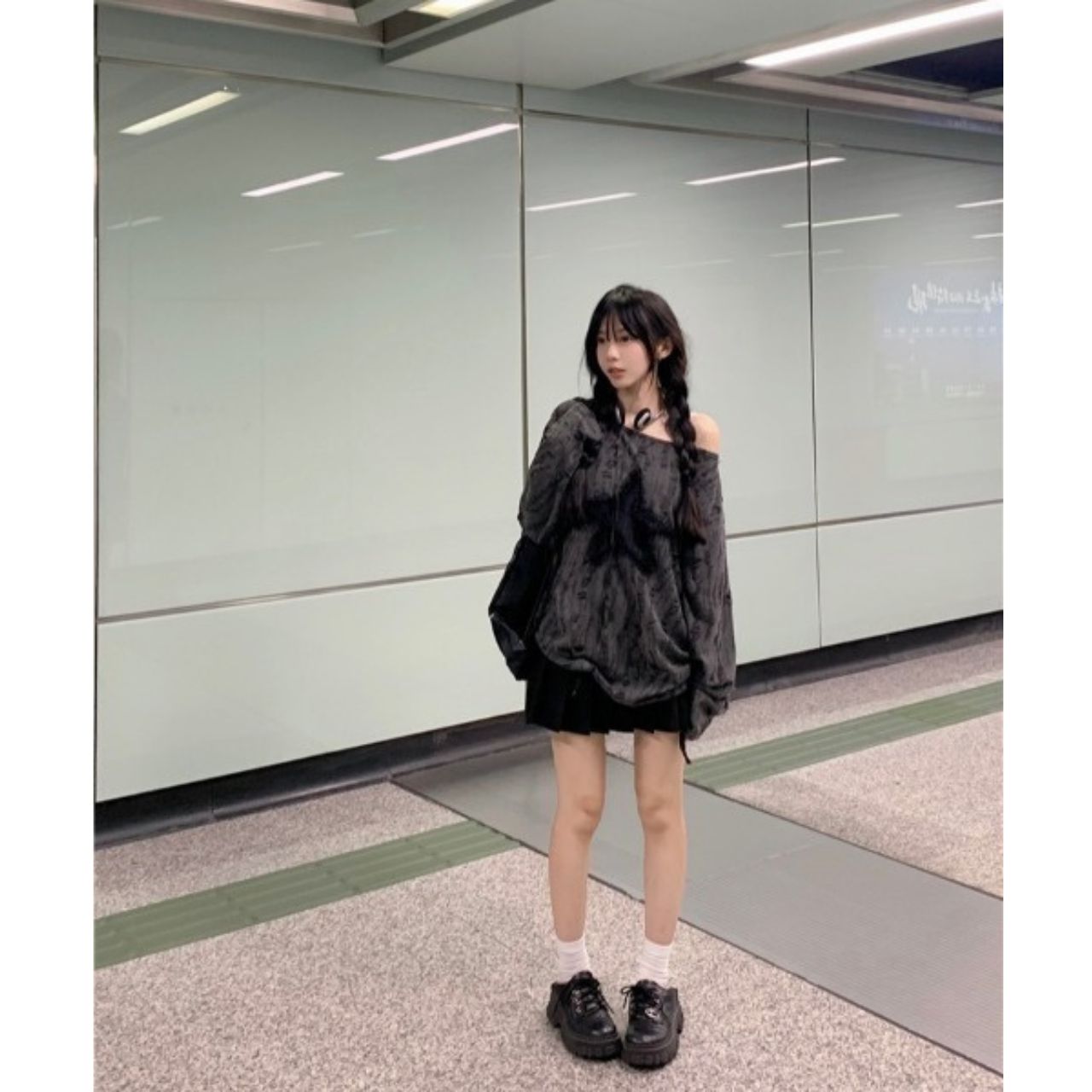 レディースのダメージTシャツのダサくないおしゃれなコーディネート例