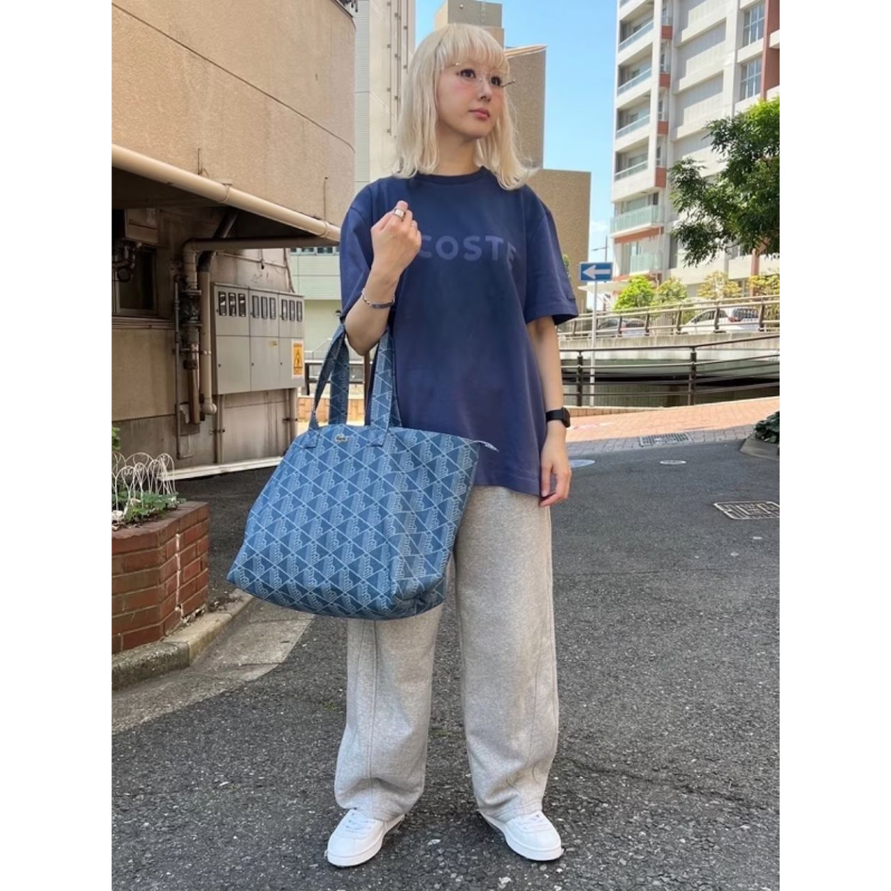 レディースのデニムバッグのダサくないおしゃれなコーディネート例