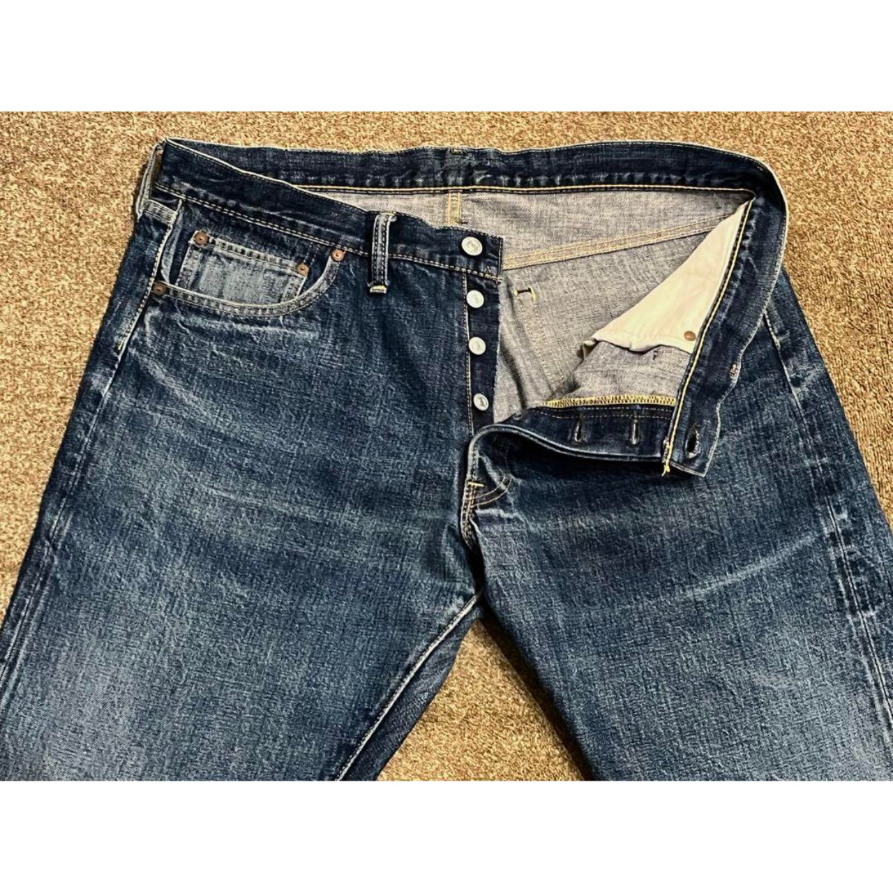 メンズのヒゲ加工されたデニムのダサくないおしゃれなコーディネート例