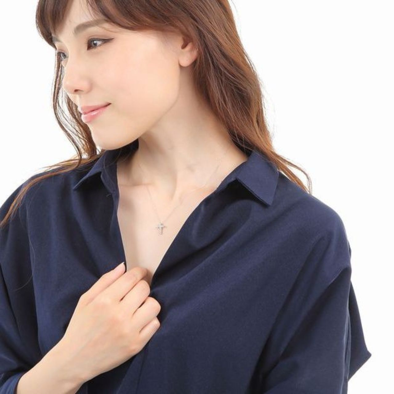 メンズのクロスのダイヤモンドネックレスのダサくないおしゃれなコーディネート例