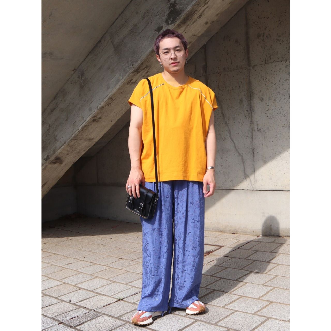 メンズのドクターマーチンのバッグのダサくないおしゃれなコーディネート例