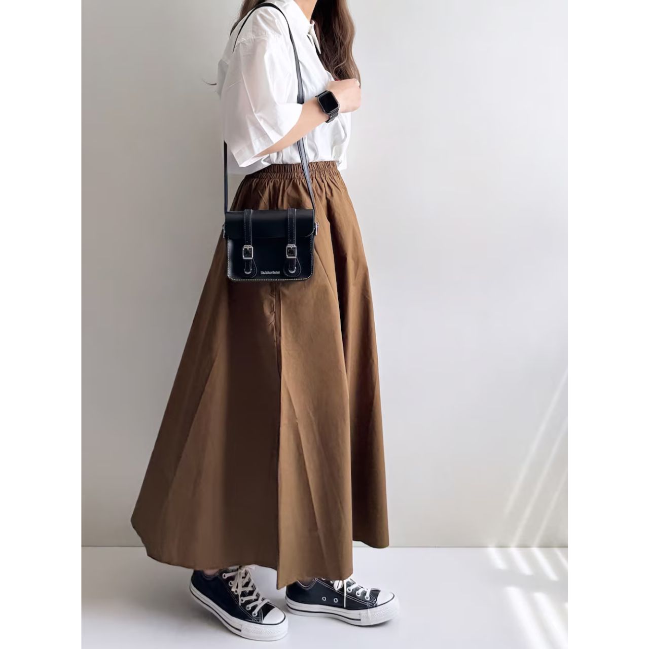 レディースのドクターマーチンのバッグのダサくないおしゃれなコーディネート例