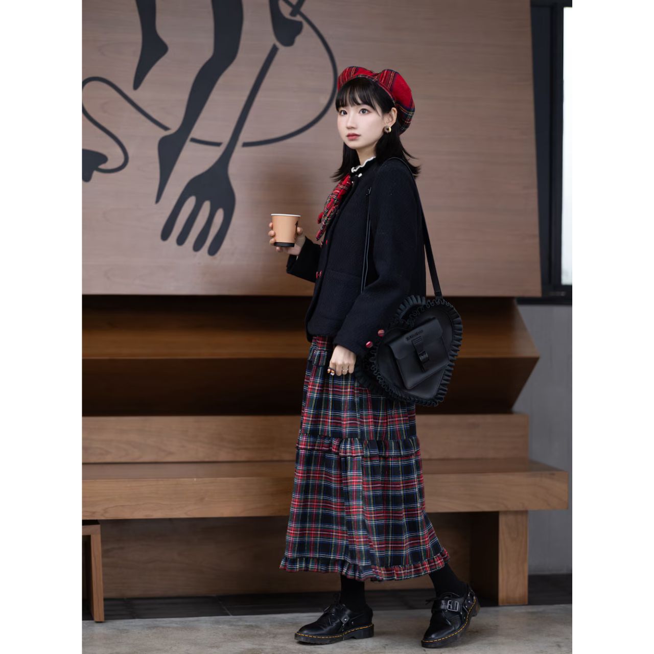 レディースのドクターマーチンのバッグのダサくないおしゃれなコーディネート例