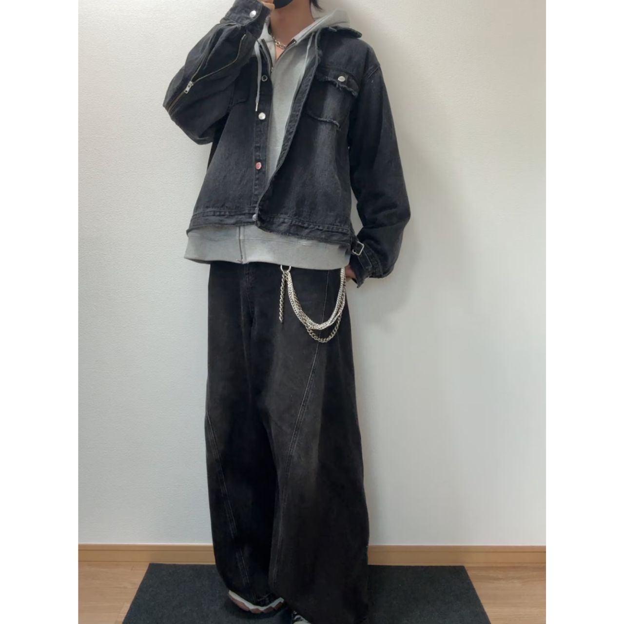 メンズの色落ちした黒デニムのおしゃれなコーディネート例