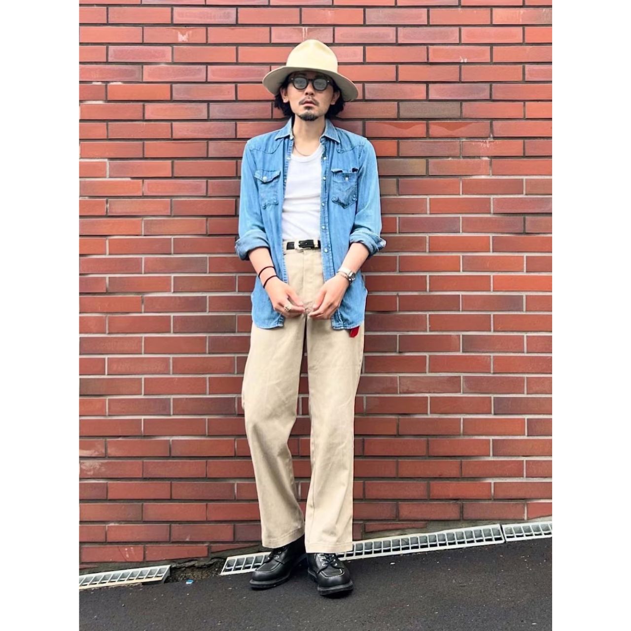 メンズの色落ちしたチノパンのダサくないおしゃれなコーディネート例
