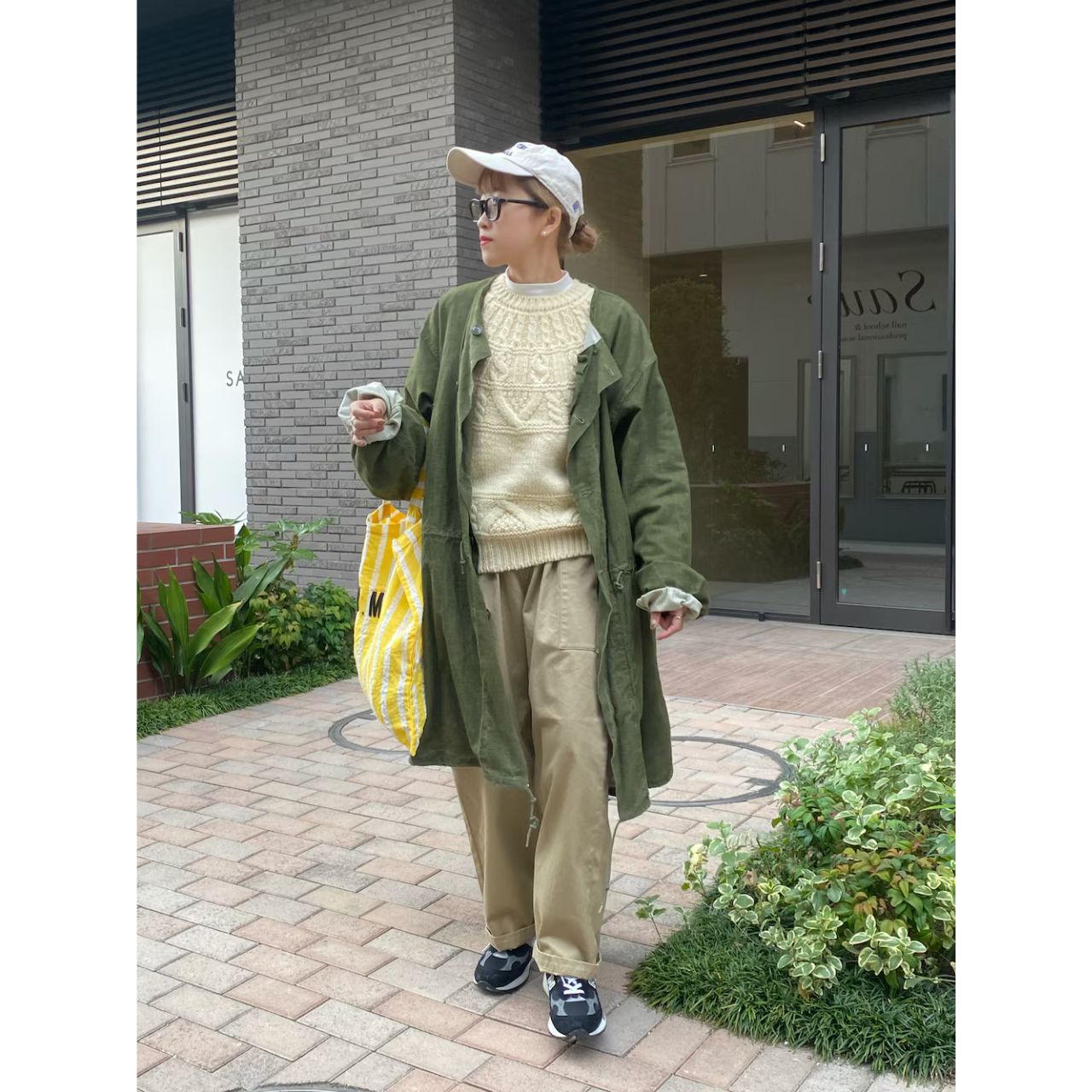 レディースの色落ちしたチノパンのダサくないおしゃれなコーディネート例

