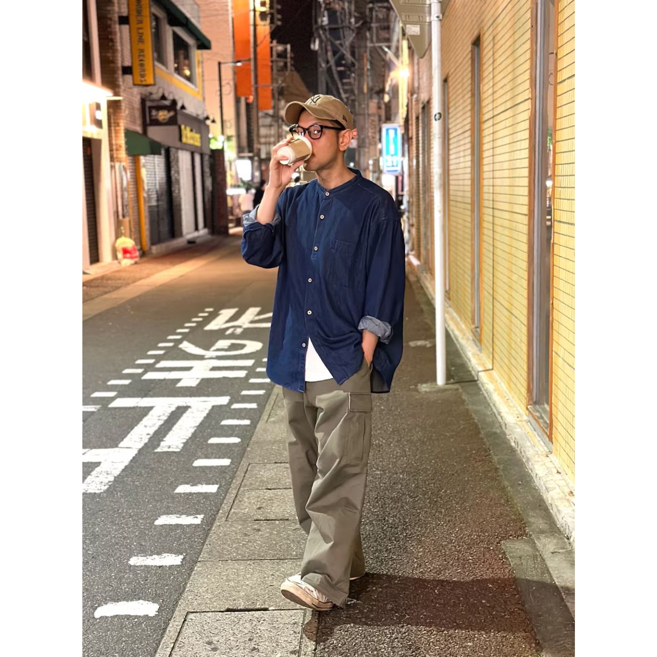 メンズの色落ちデニムシャツのおしゃれなコーディネート例