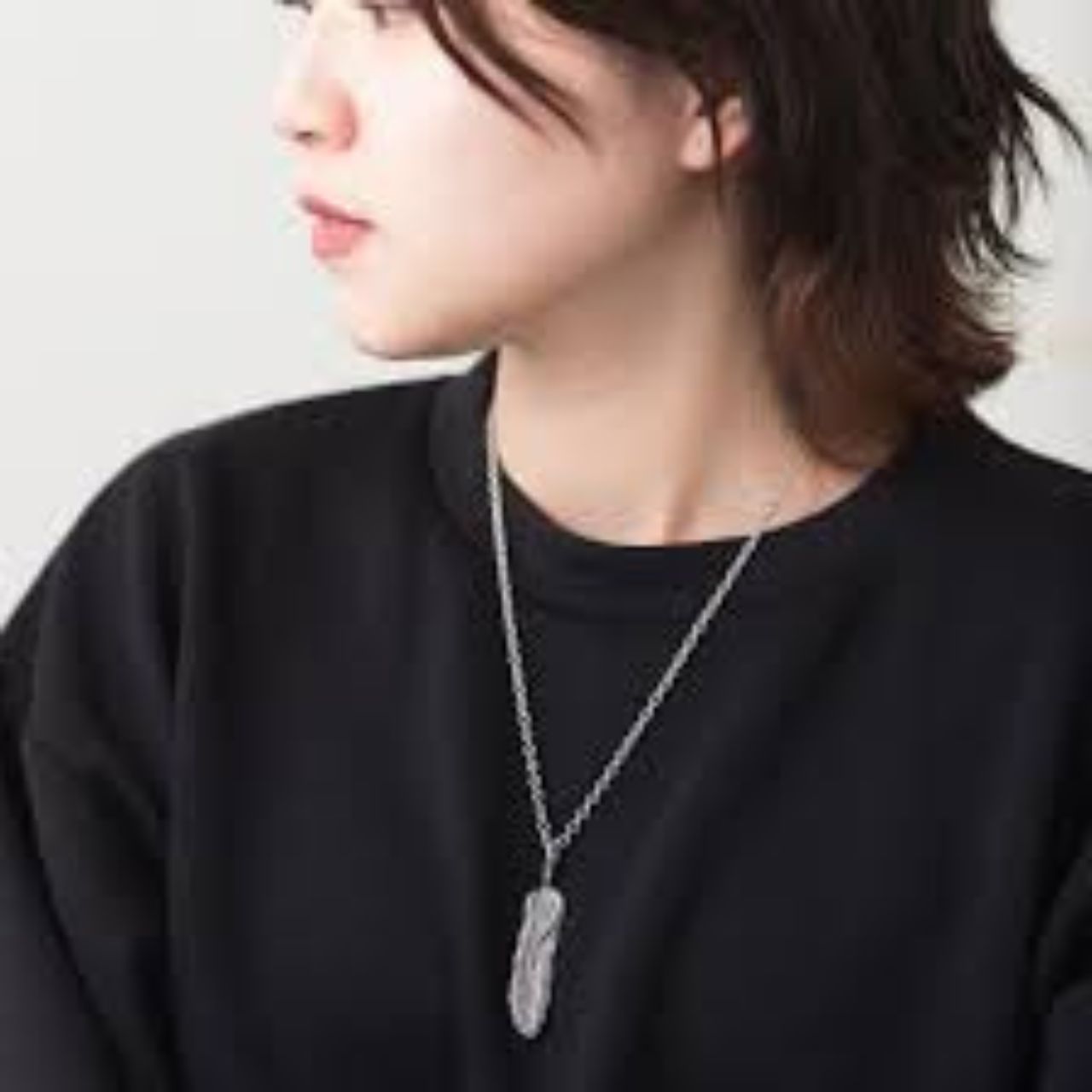 レディースのフェザーネックレスのダサくないおしゃれなコーディネート例