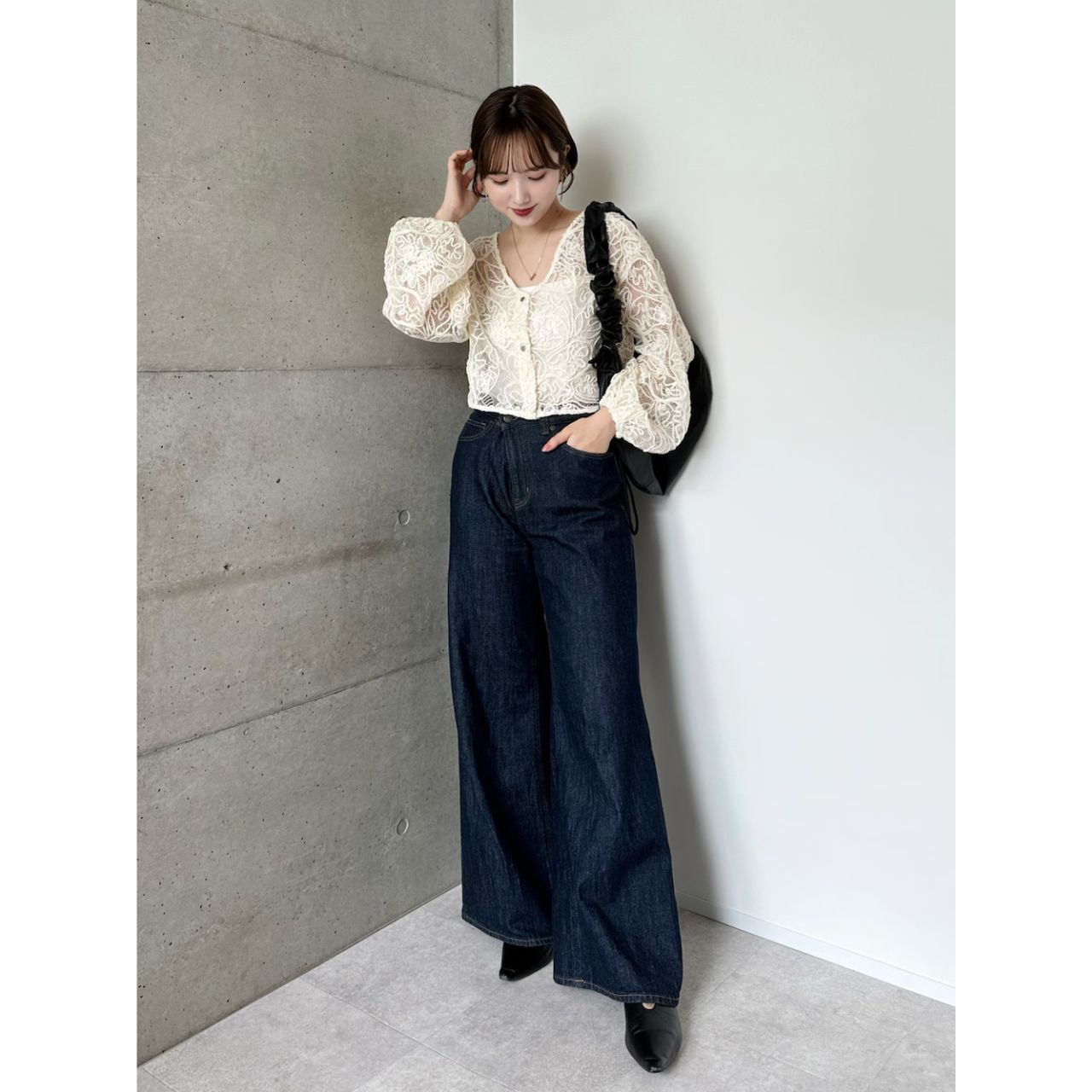 レディースのferragamoのネックレスのダサくないおしゃれなコーディネート例
