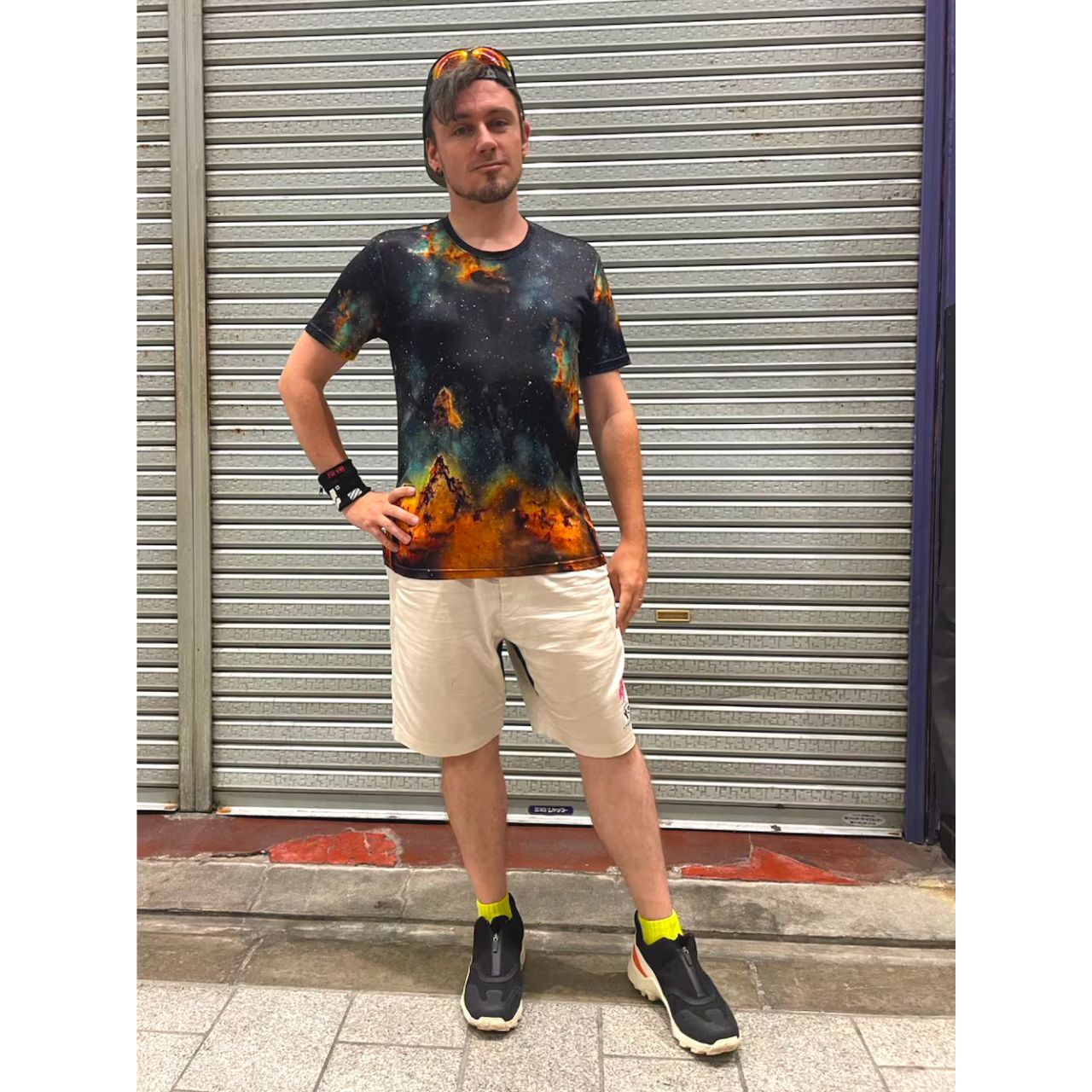 メンズの派手なTシャツのダサくないおしゃれなコーディネート例
