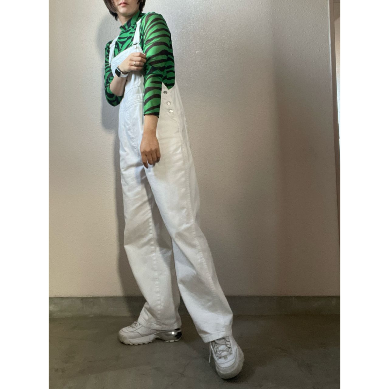 レディースの派手なTシャツのダサくないおしゃれなコーディネート例
