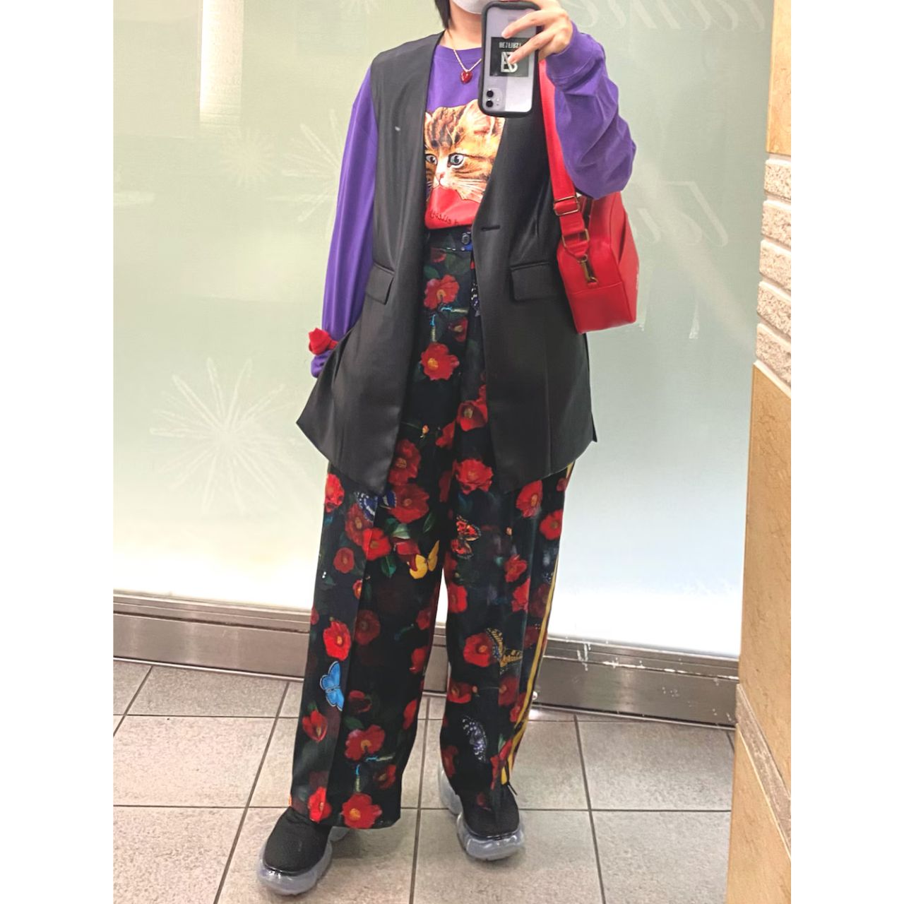 レディースの派手なTシャツのダサくないおしゃれなコーディネート例

