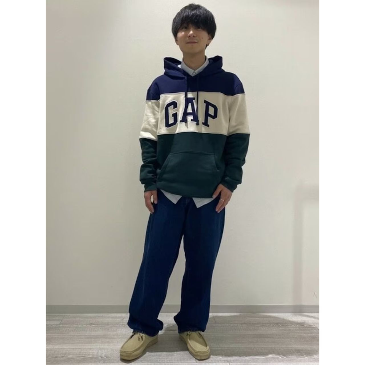 メンズのGAPのパーカーのおしゃれなコーディネート例