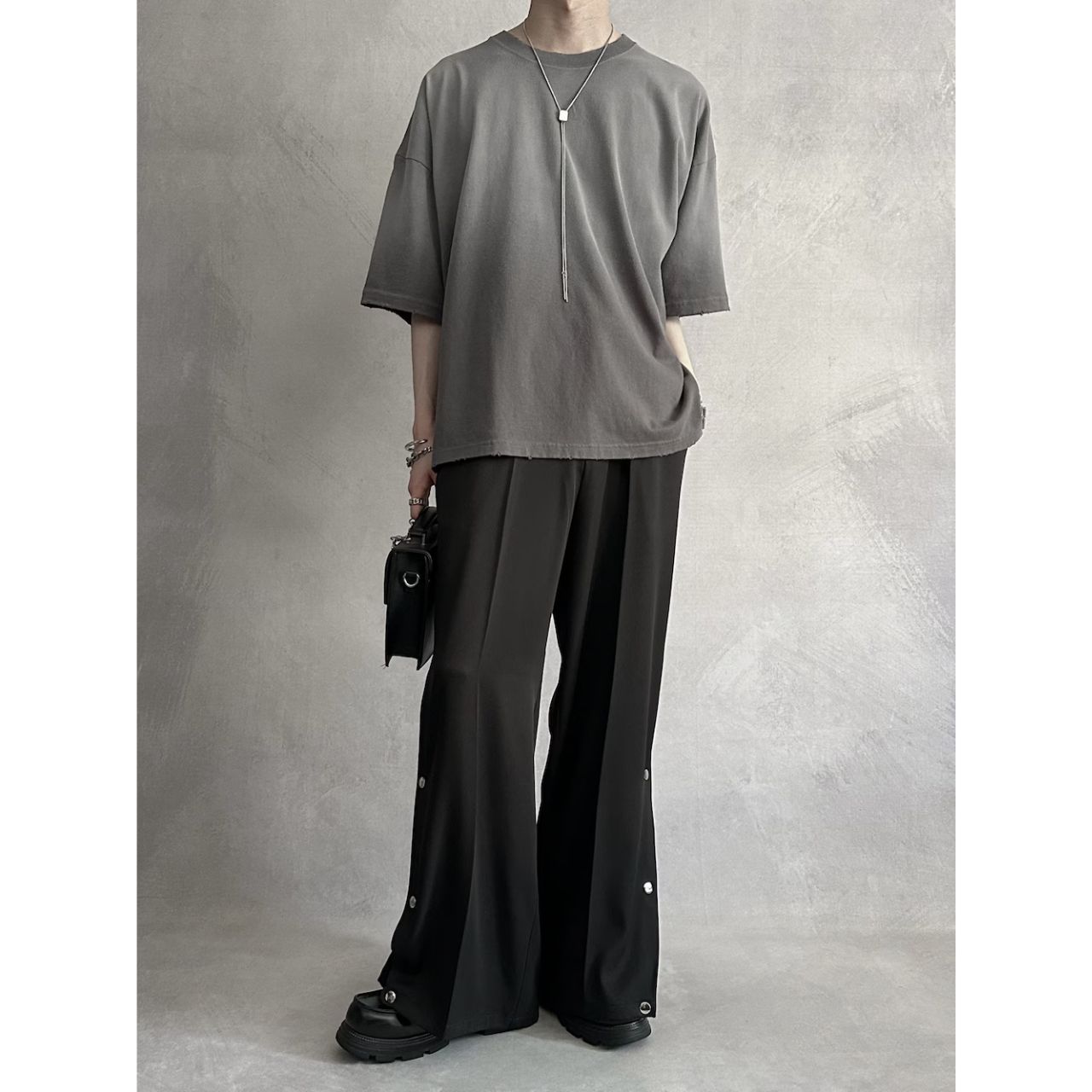 メンズのグラデーションTシャツのダサくないおしゃれなコーディネート例