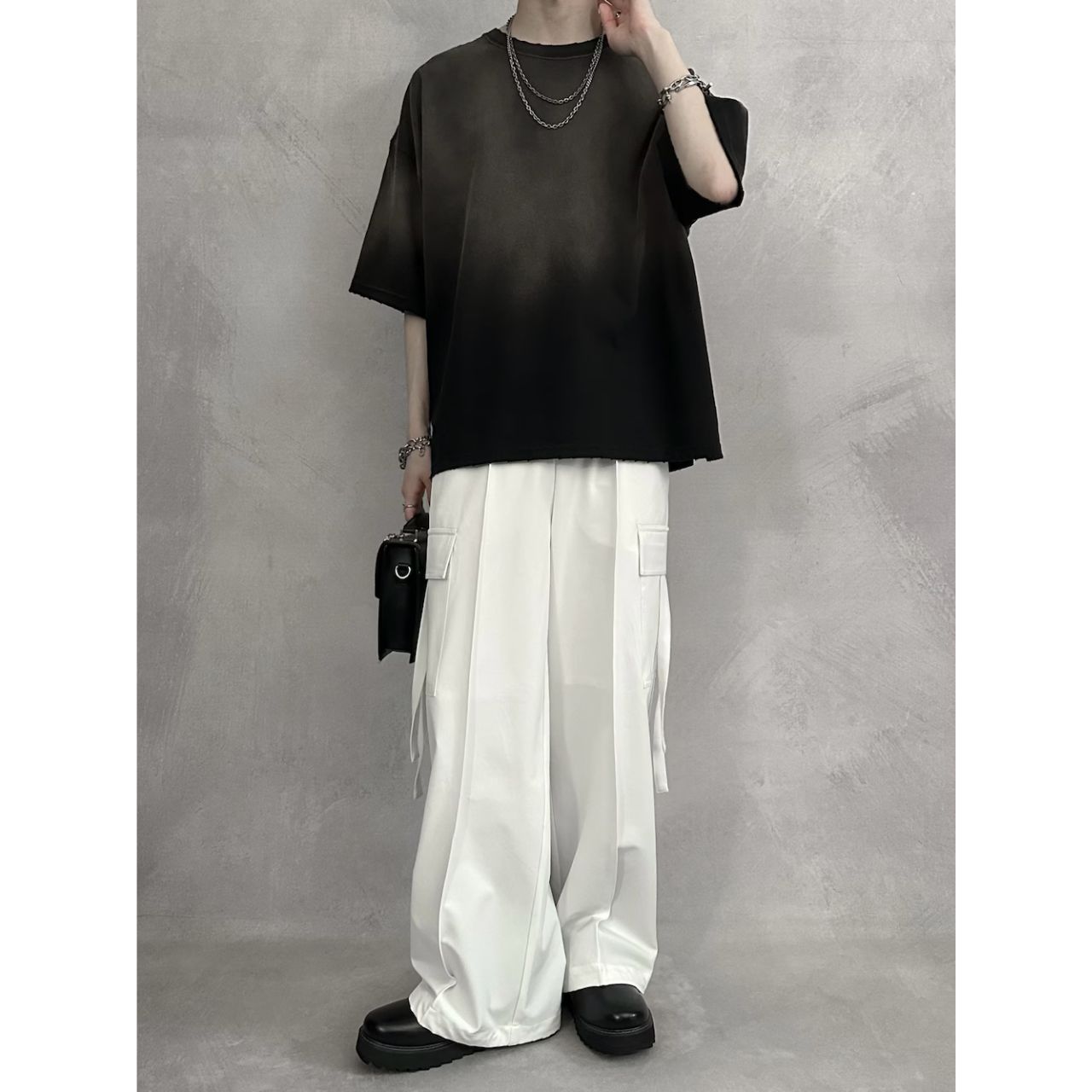 メンズのグラデーションTシャツのダサくないおしゃれなコーディネート例
