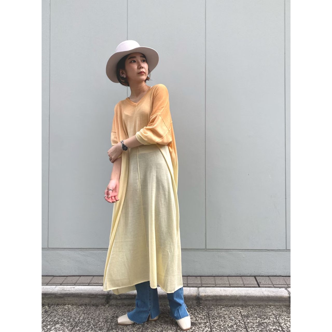 レディースのグラデーションTシャツのダサくないおしゃれなコーディネート例