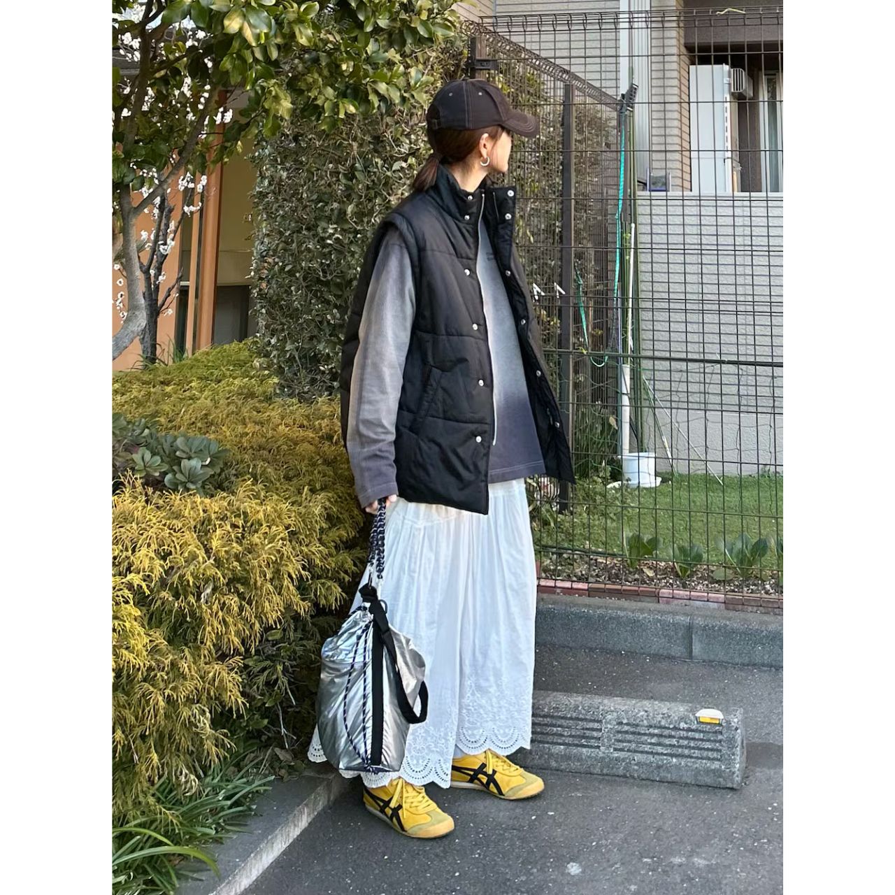 レディースのグラデーションTシャツのダサくないおしゃれなコーディネート例