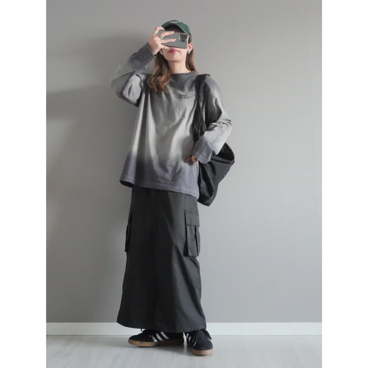 レディースのグラデーションTシャツのダサくないおしゃれなコーディネート例