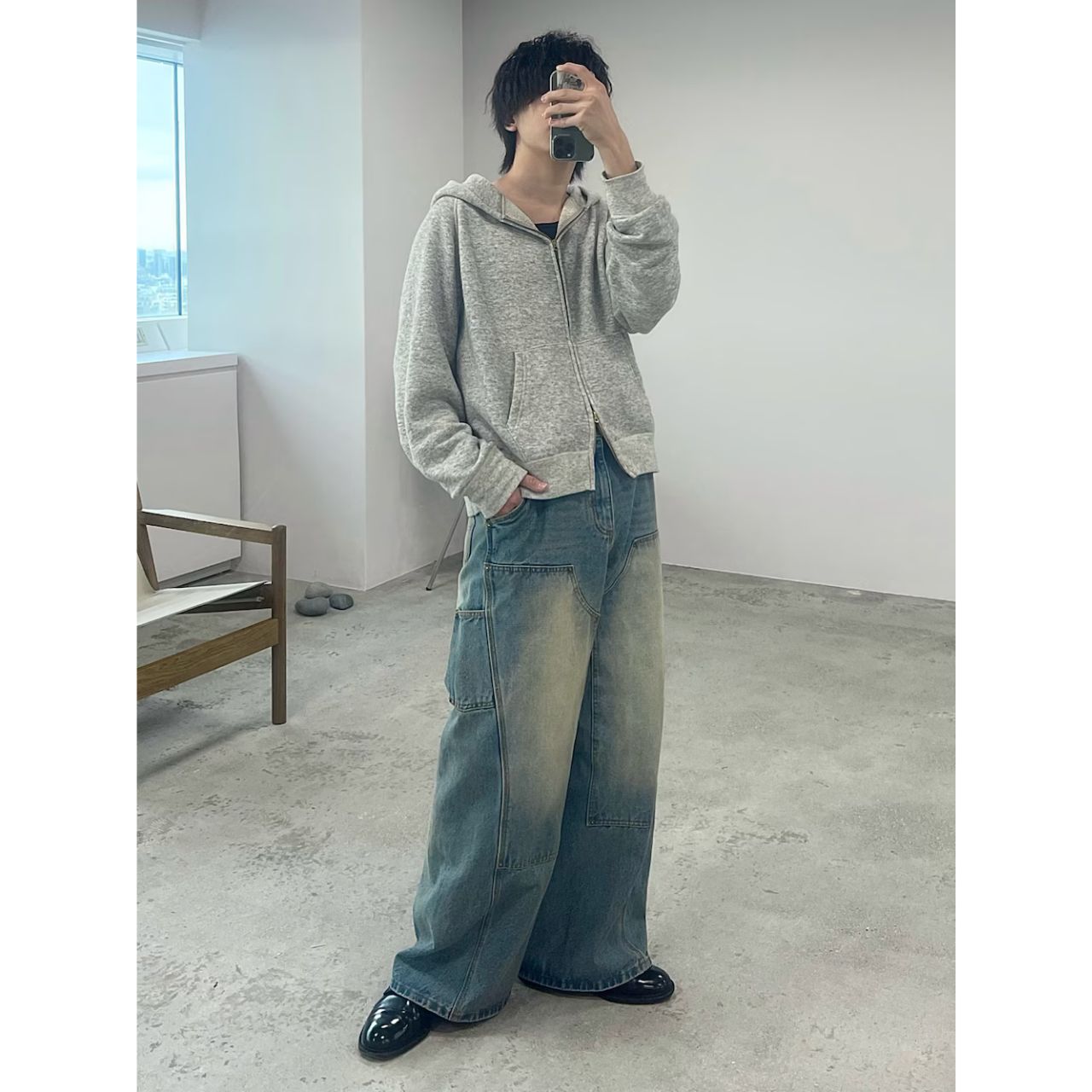 メンズのグレーのジップパーカーのダサくないおしゃれなコーディネート例
