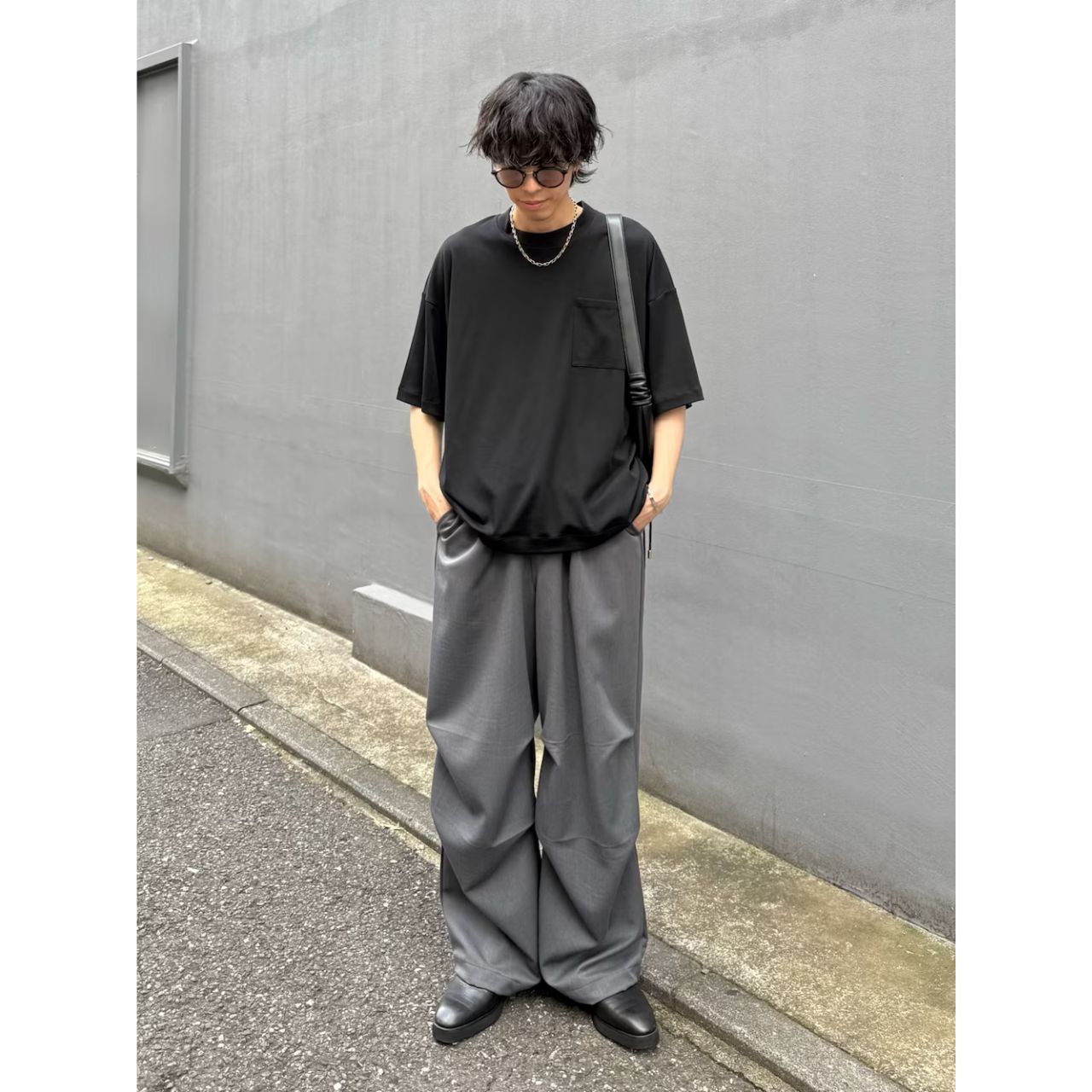 メンズのグレーレンズのサングラスのダサくないおしゃれなコーディネート例