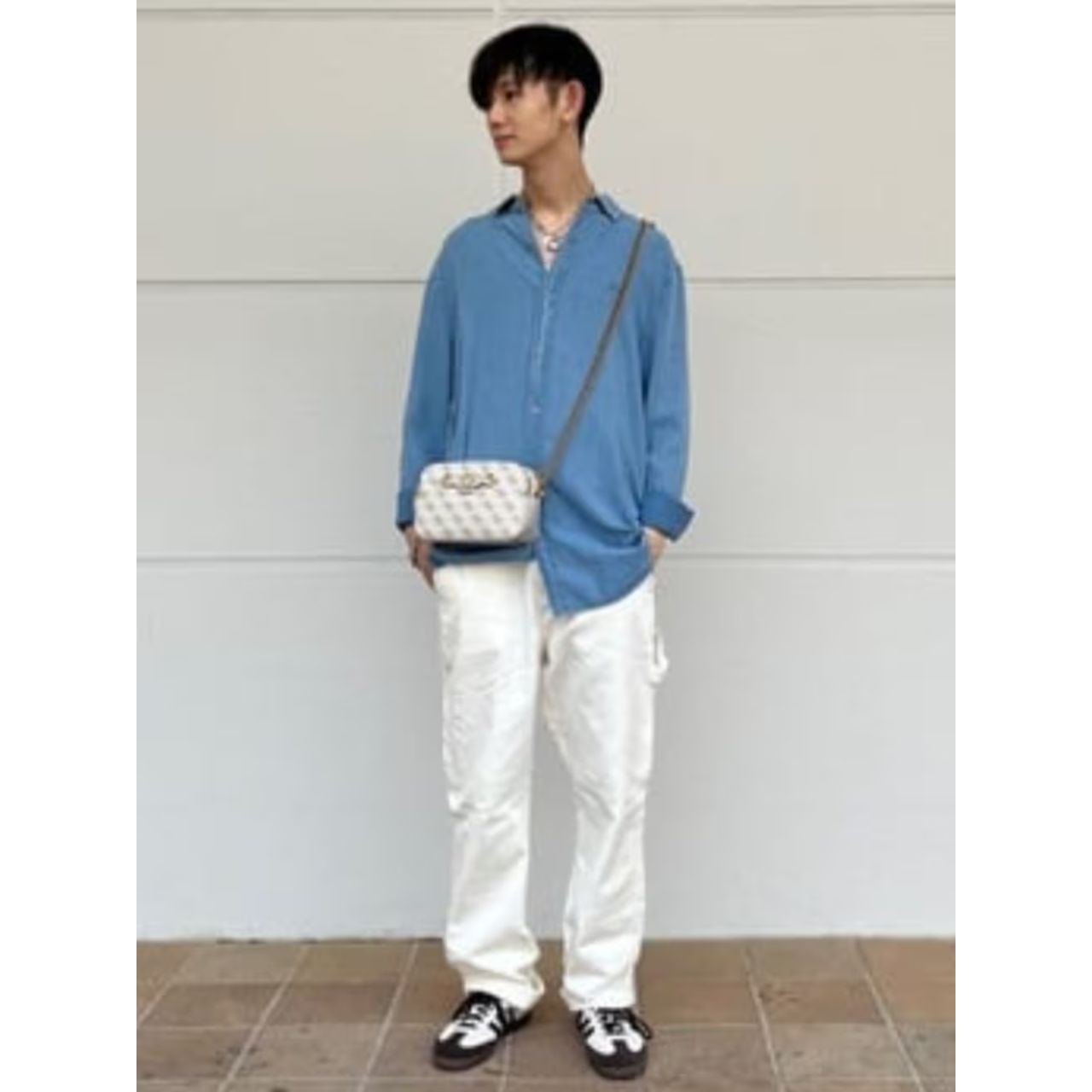 メンズのGUESSのバッグのダサくないおしゃれなコーディネート例