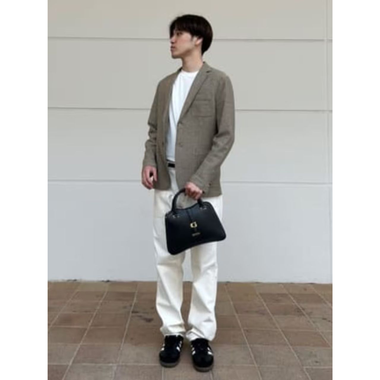 メンズのGUESSのバッグのダサくないおしゃれなコーディネート例
