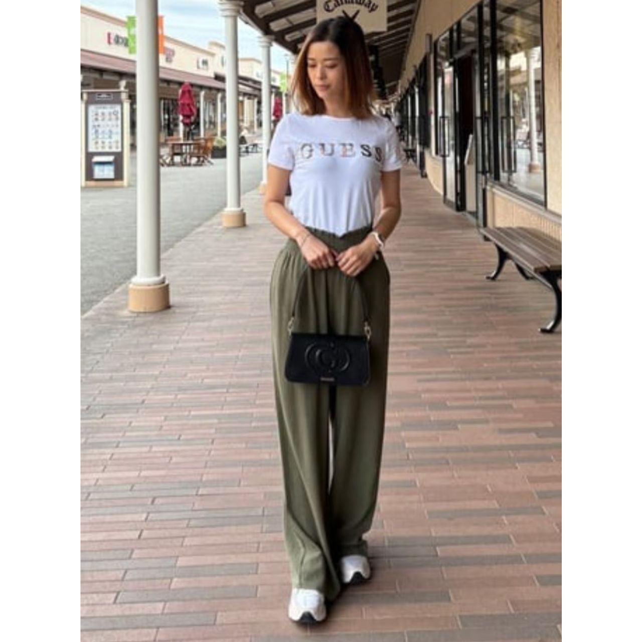 レディースのGUESSのバッグのダサくないおしゃれなコーディネート例