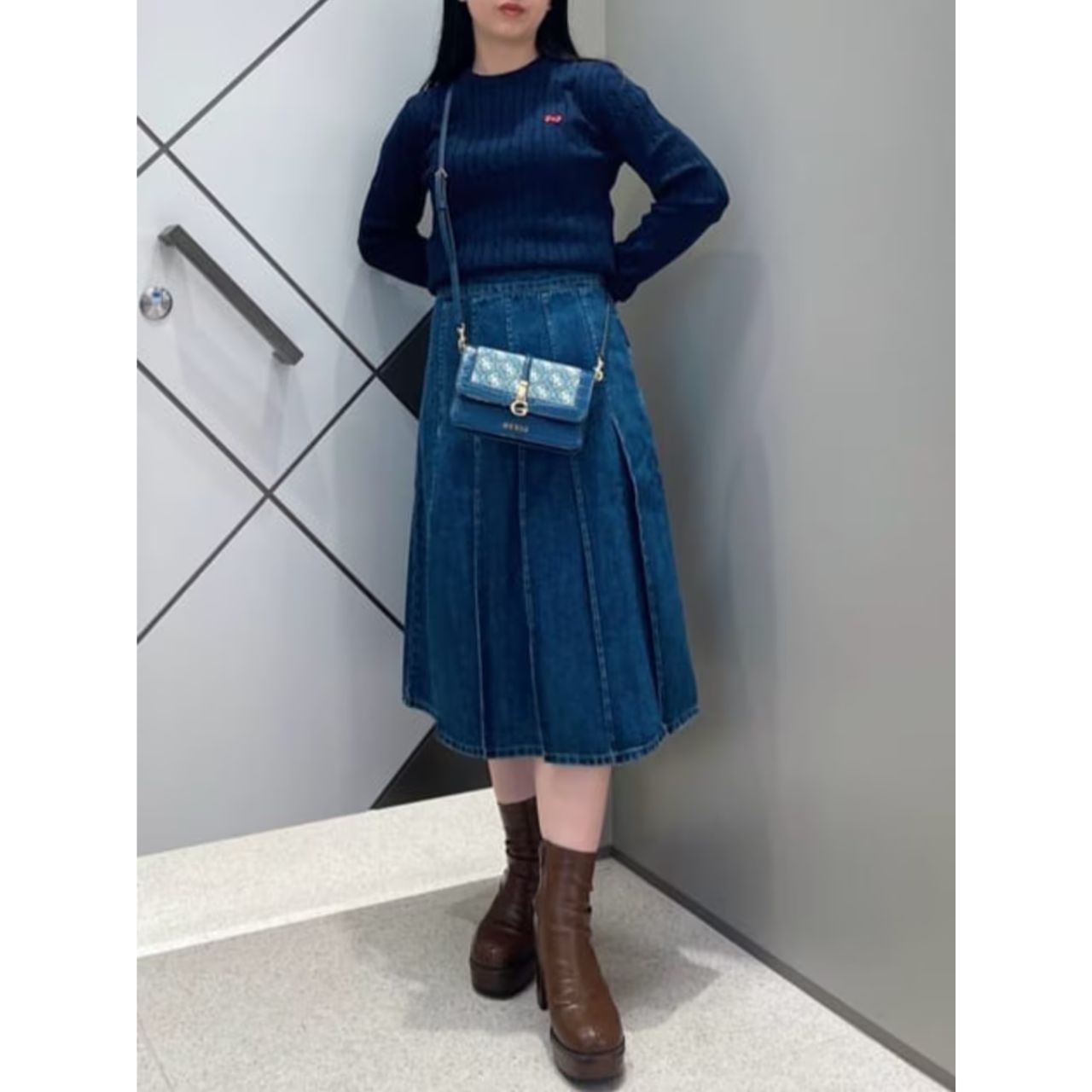 レディースのGUESSのバッグのダサくないおしゃれなコーディネート例