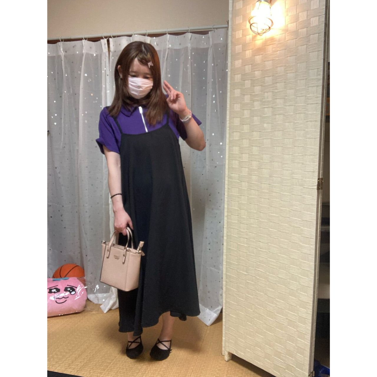 レディースのGUESSのバッグのダサくないおしゃれなコーディネート例