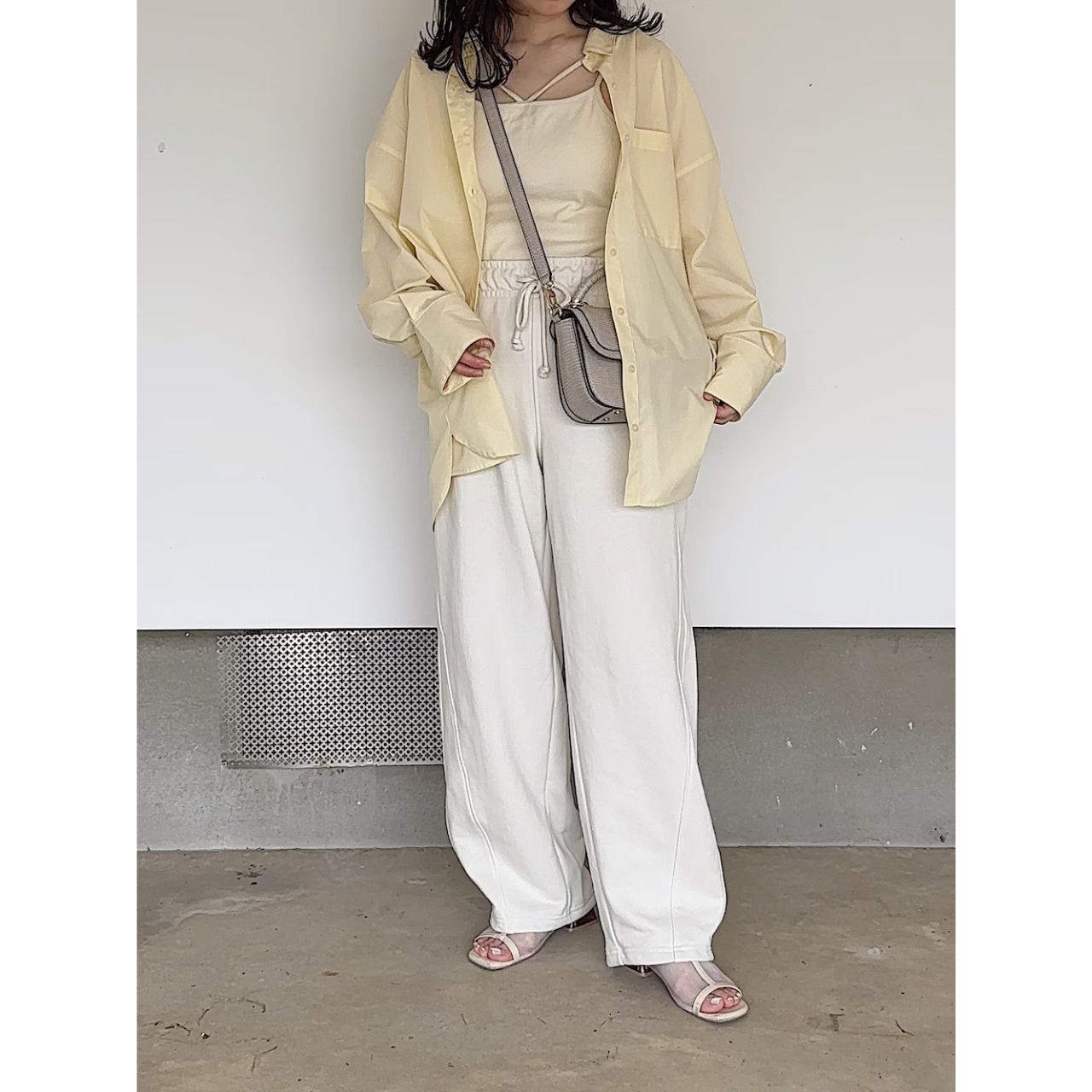 レディースのGUESSのバッグのダサくないおしゃれなコーディネート例