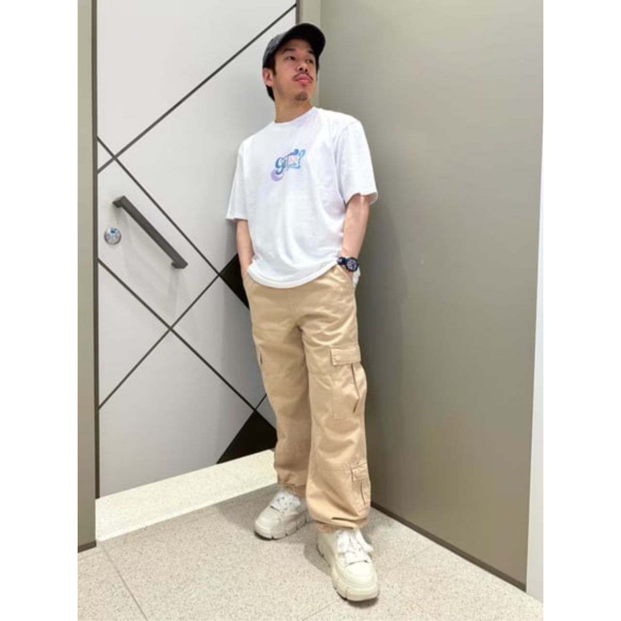 メンズのGUESSのキャップのダサくないおしゃれなコーディネート例