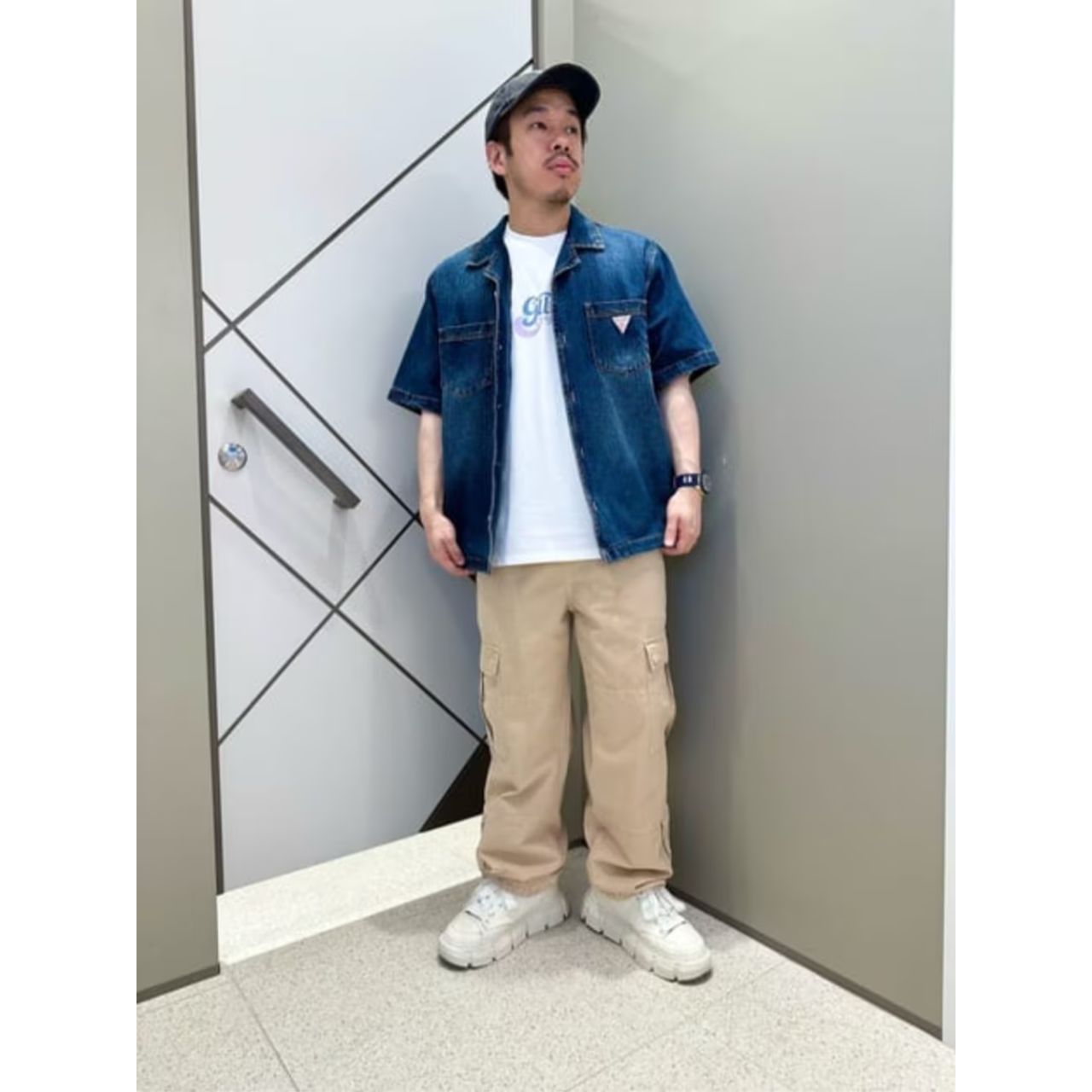 メンズのGUESSのキャップのダサくないおしゃれなコーディネート例