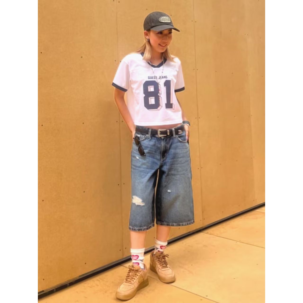 レディースのGUESSのキャップのダサくないおしゃれなコーディネート例