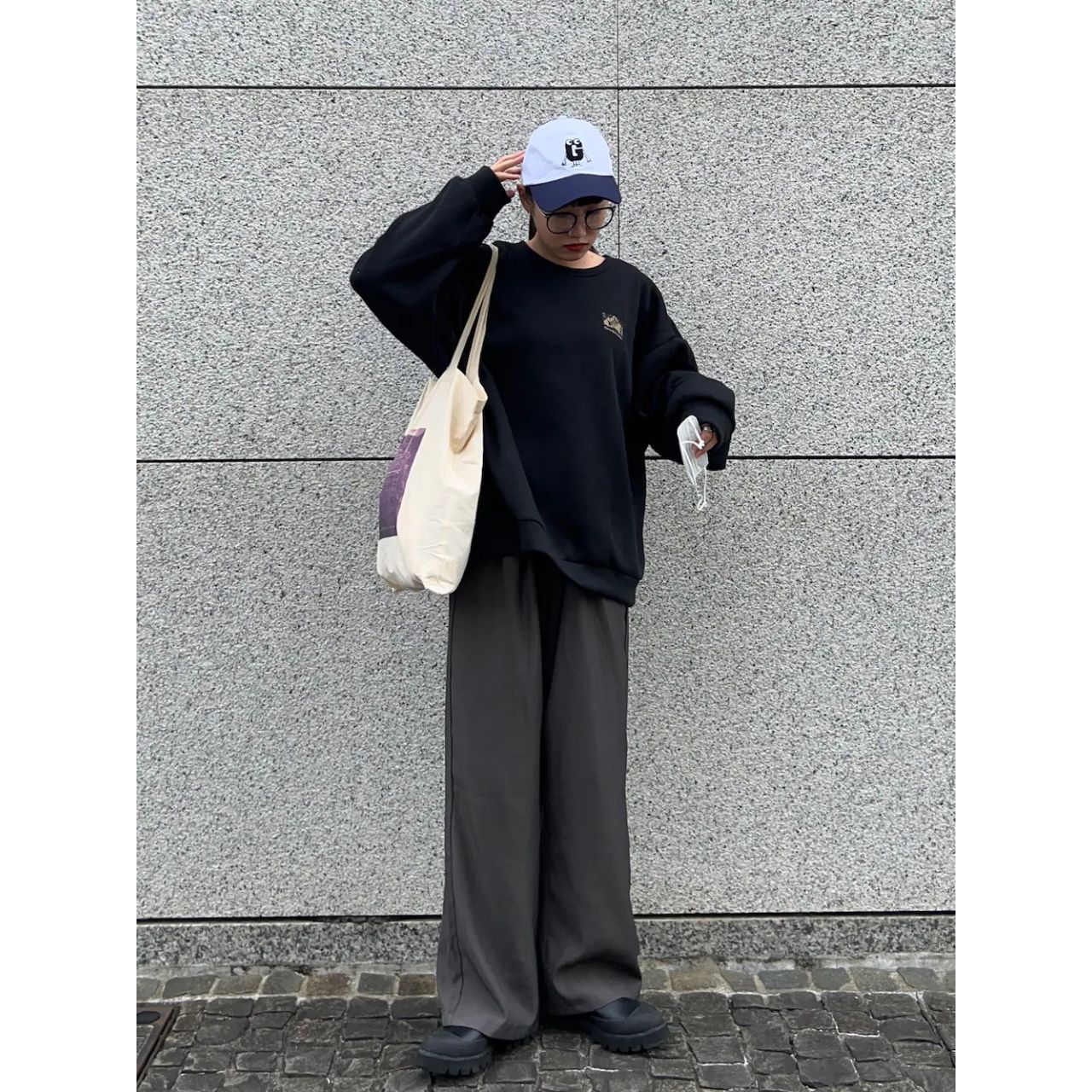 レディースのGUESSのキャップのダサくないおしゃれなコーディネート例