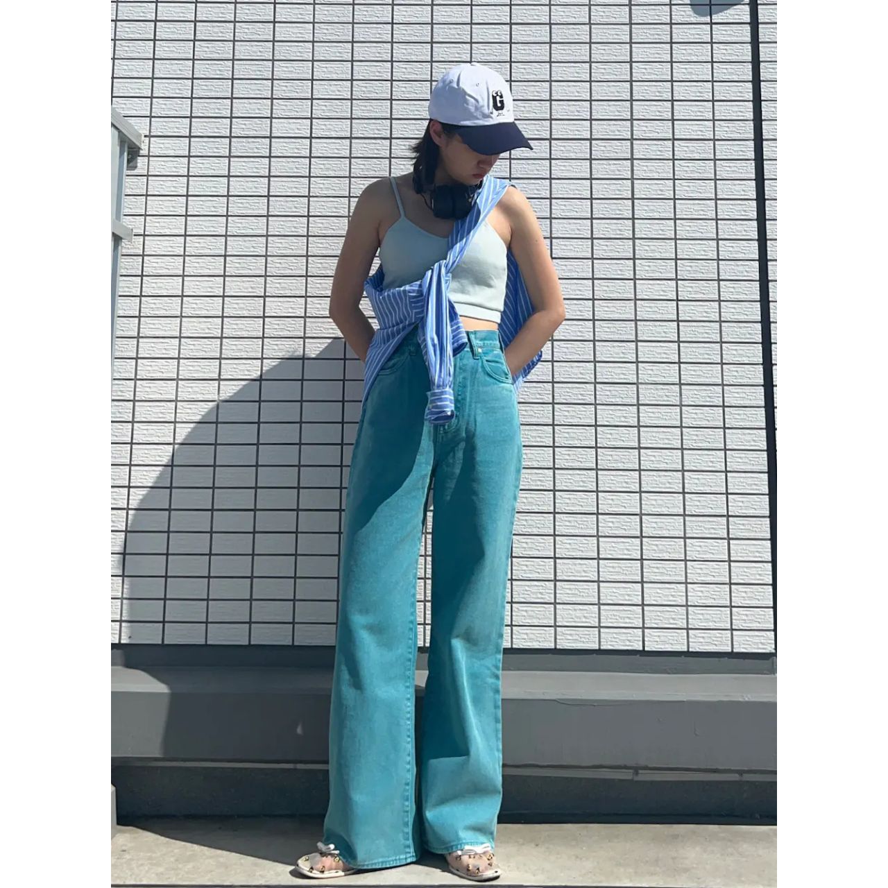 レディースのGUESSのキャップのダサくないおしゃれなコーディネート例