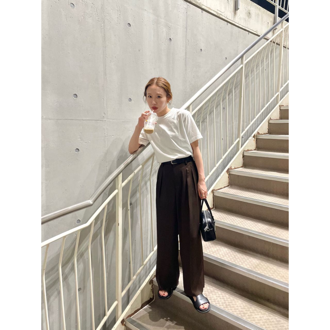 レディースのヘインズのTシャツのダサくないおしゃれなコーディネート例