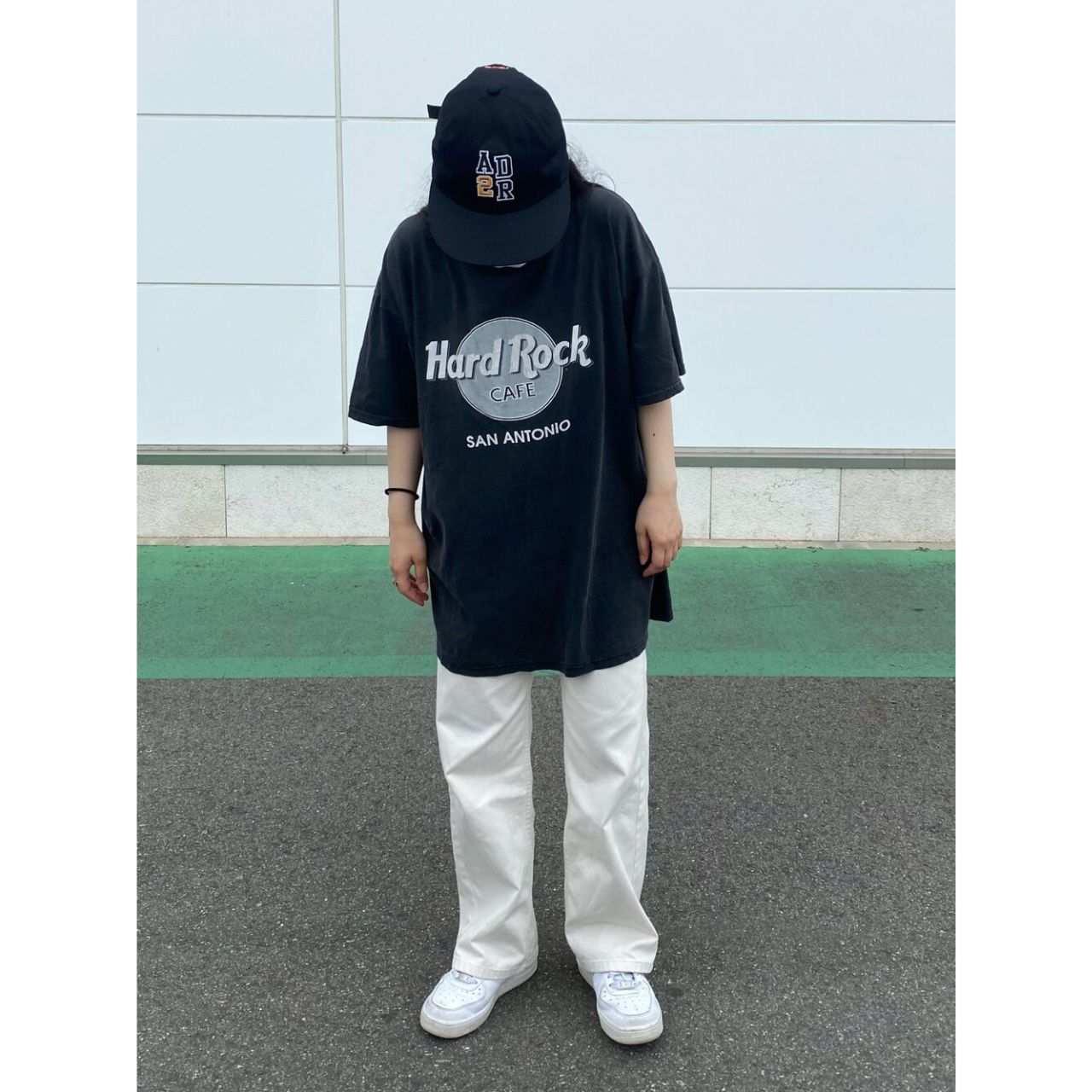 レディースのハードロックカフェのTシャツのダサくないおしゃれなコーディネート例