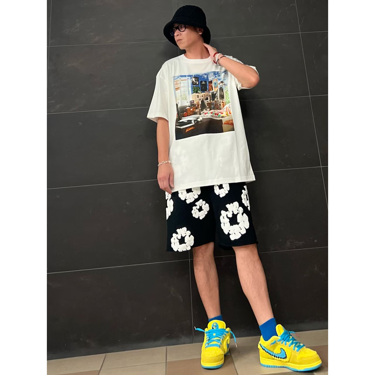 メンズのハイブランドロゴTシャツのダサくないおしゃれなコーディネート例