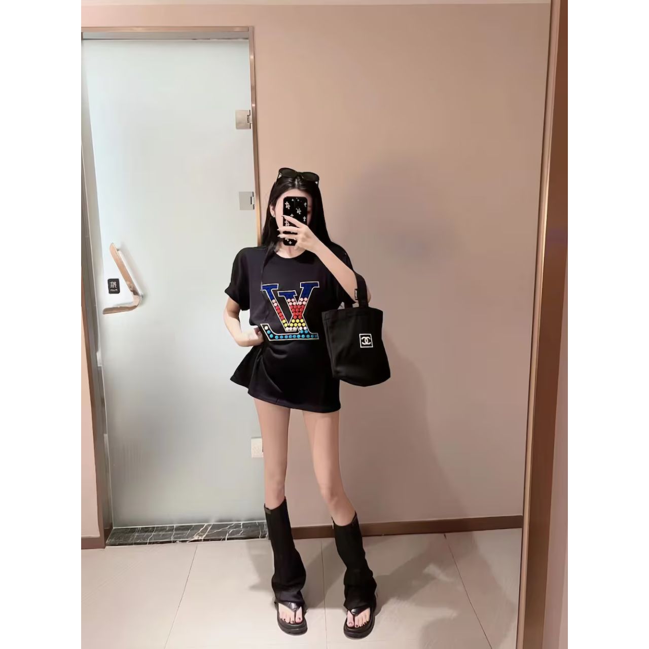 レディースのハイブランドロゴTシャツのダサくないおしゃれなコーディネート例