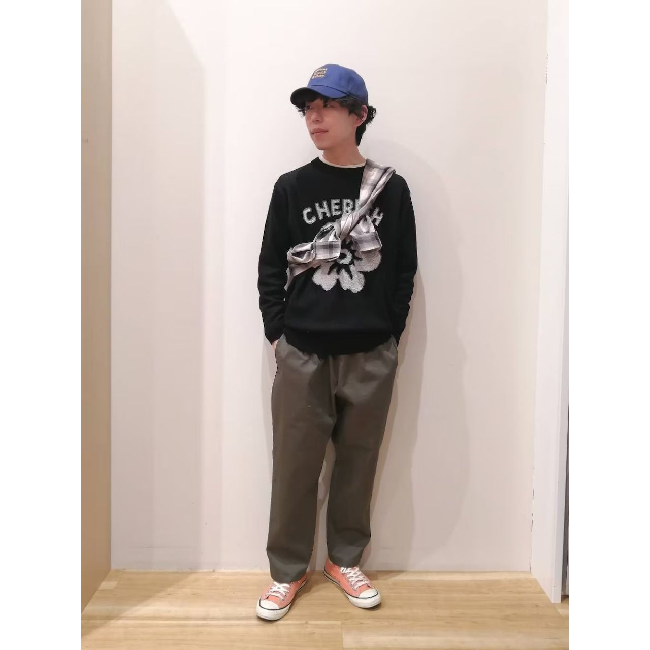 メンズのカーキのチノパンのダサくないおしゃれなコーディネート例