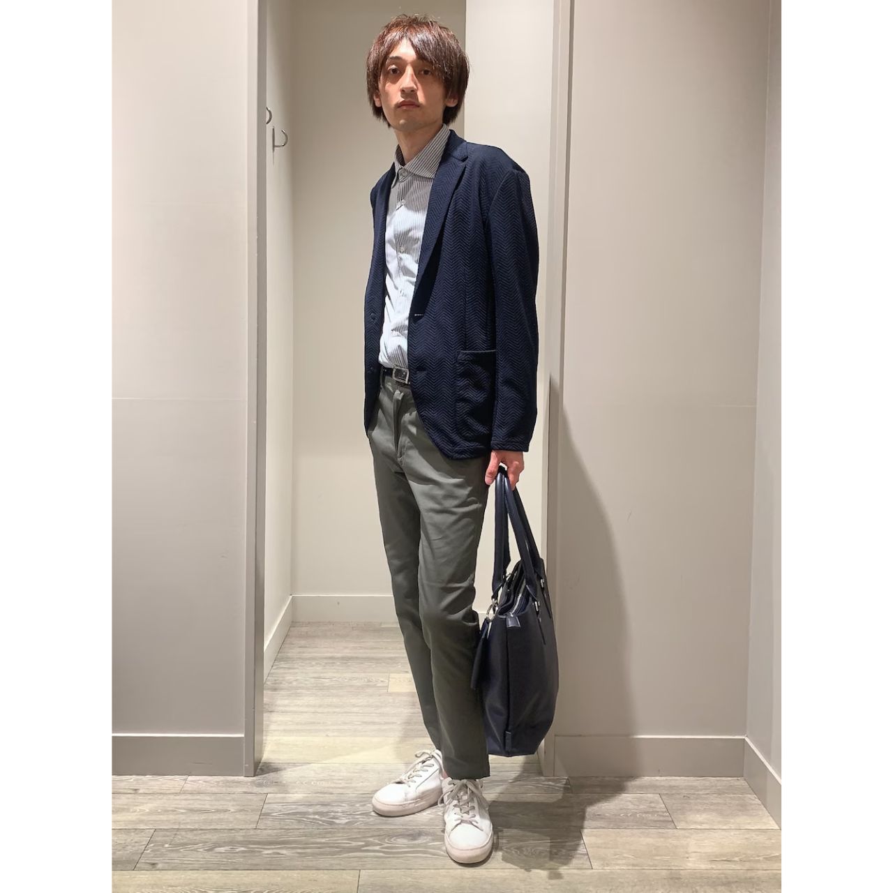 メンズのカーキのチノパンのダサくないおしゃれなコーディネート例