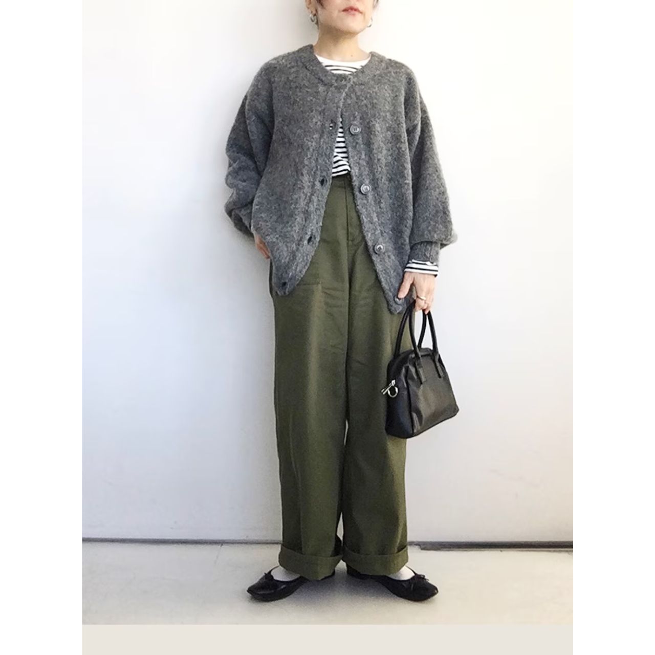 ︎レディースのカーキのチノパンのダサくないおしゃれなコーディネート例