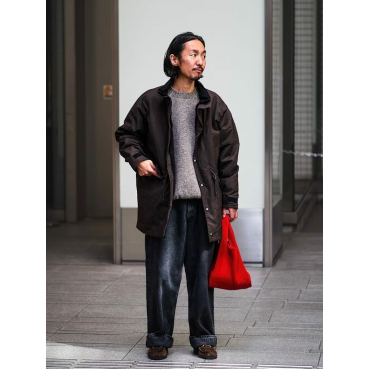 メンズのニットバッグのダサくないおしゃれなコーディネート例
