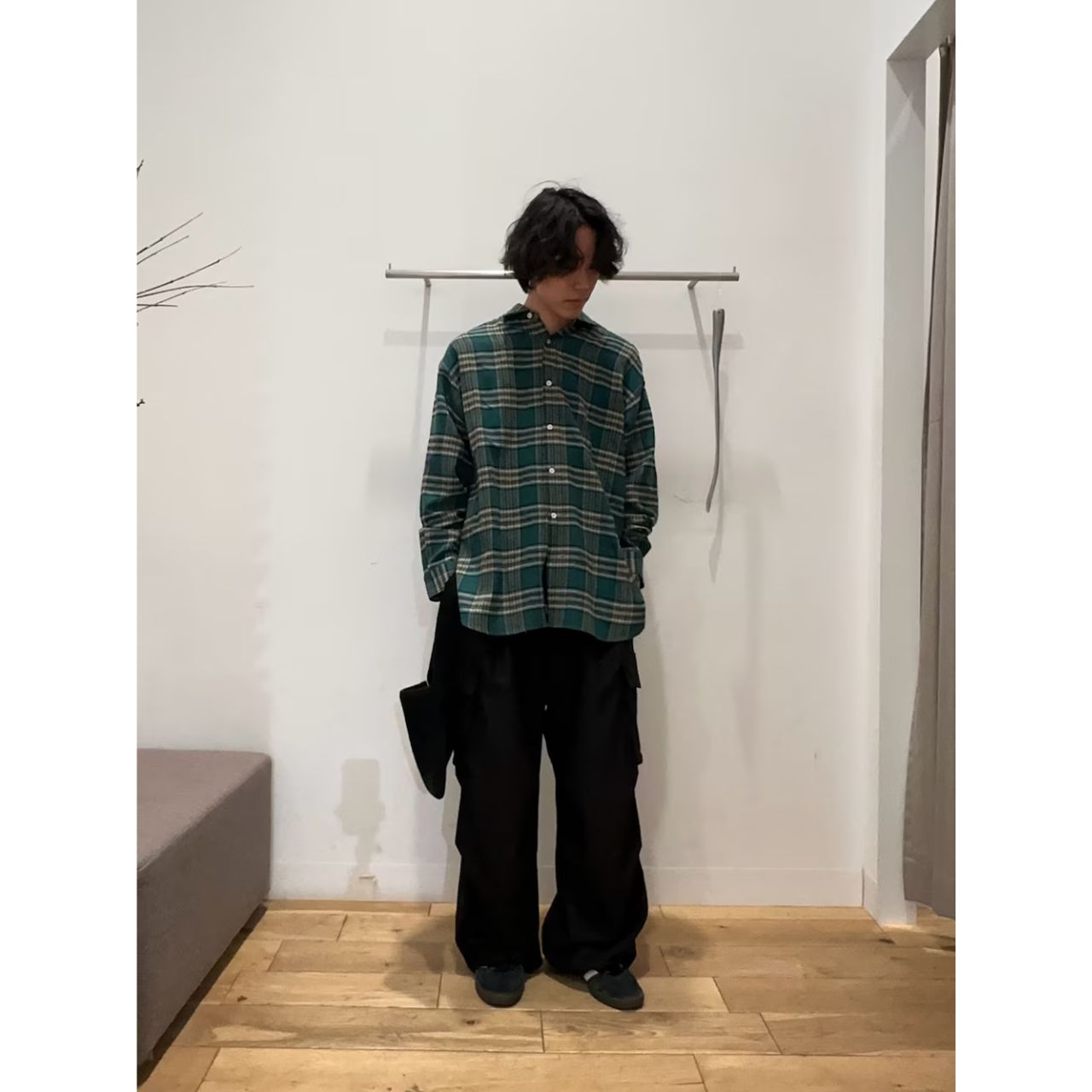 メンズのニットバッグのダサくないおしゃれなコーディネート例
