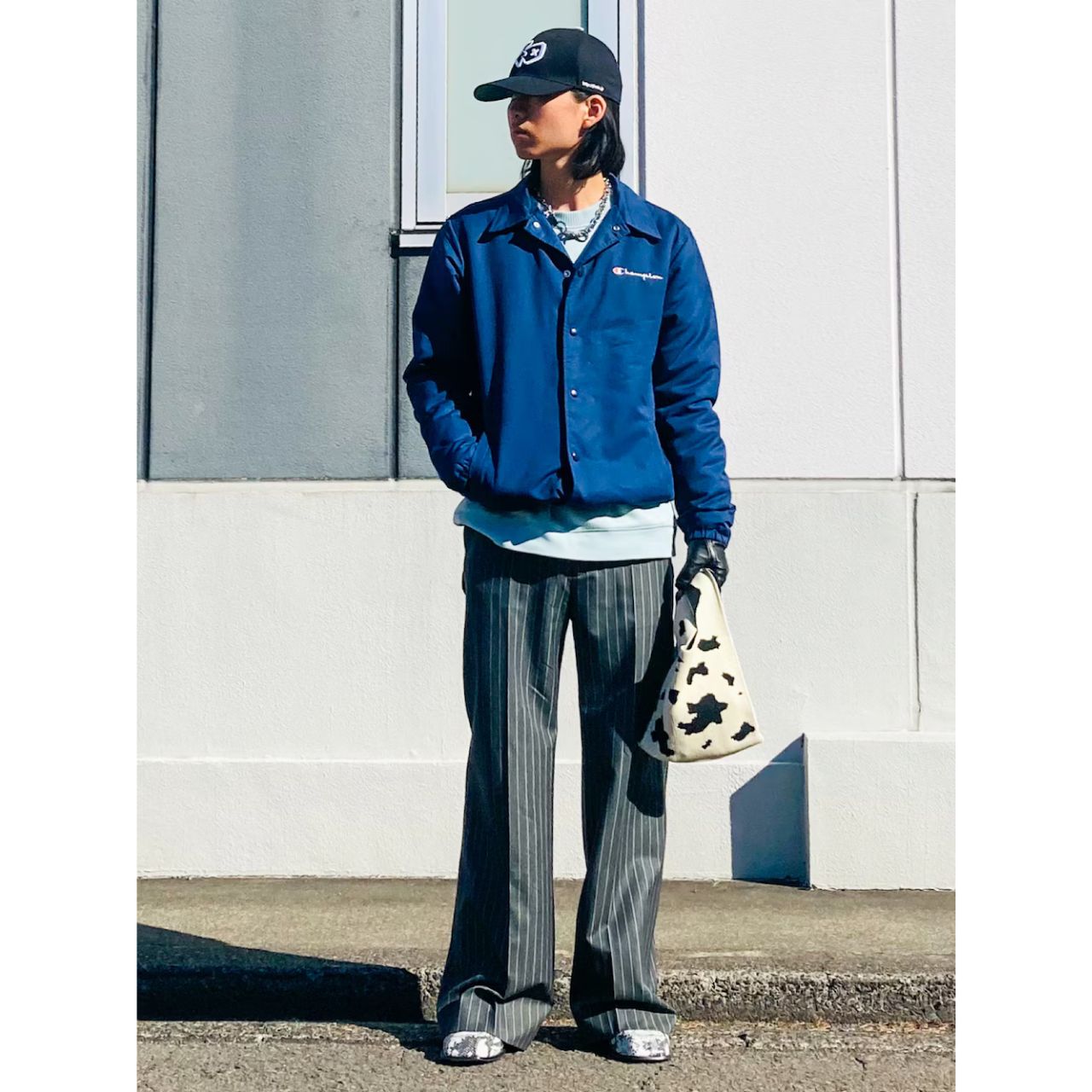 メンズのニットバッグのダサくないおしゃれなコーディネート例
