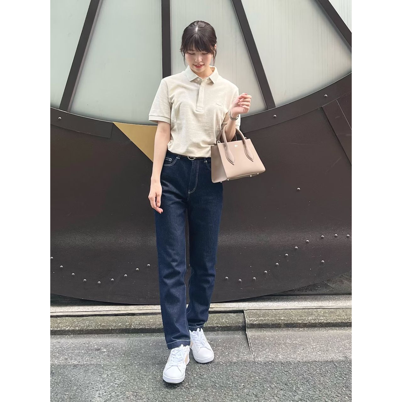 レディースのラコステのバッグのダサくないおしゃれなコーディネート例