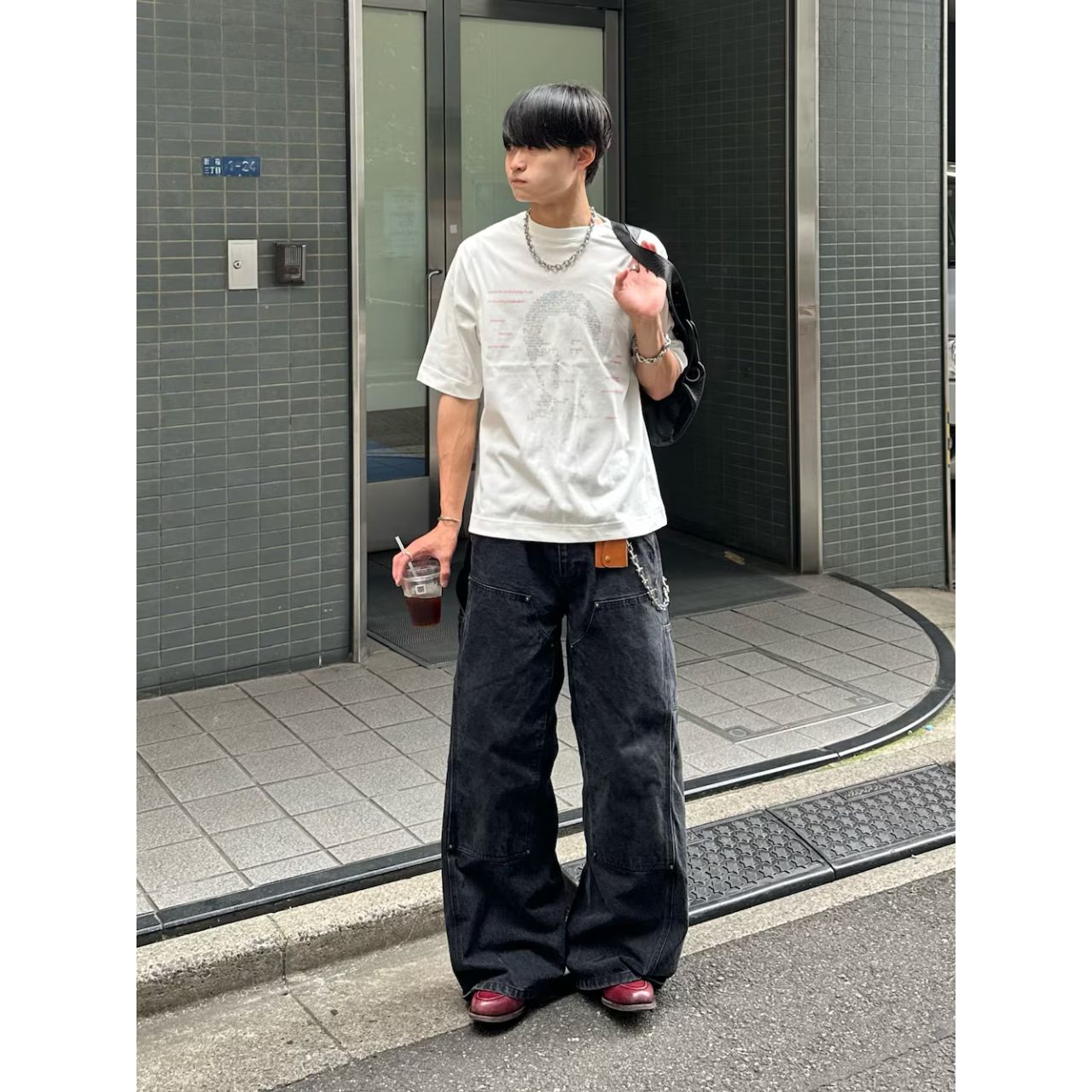 メンズの大きいショルダーバッグのダサくないおしゃれなコーディネート例
