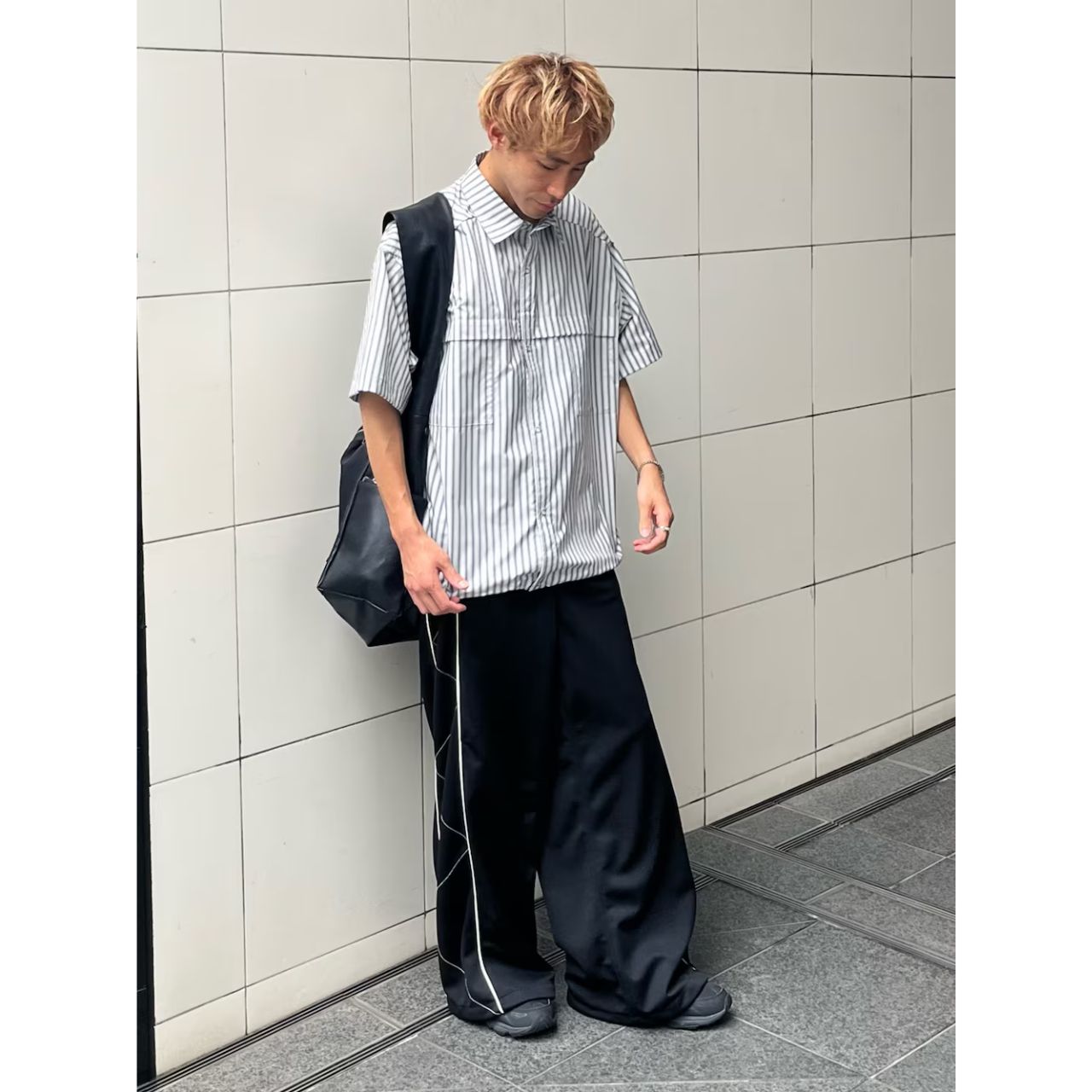 メンズの大きいショルダーバッグのダサくないおしゃれなコーディネート例
