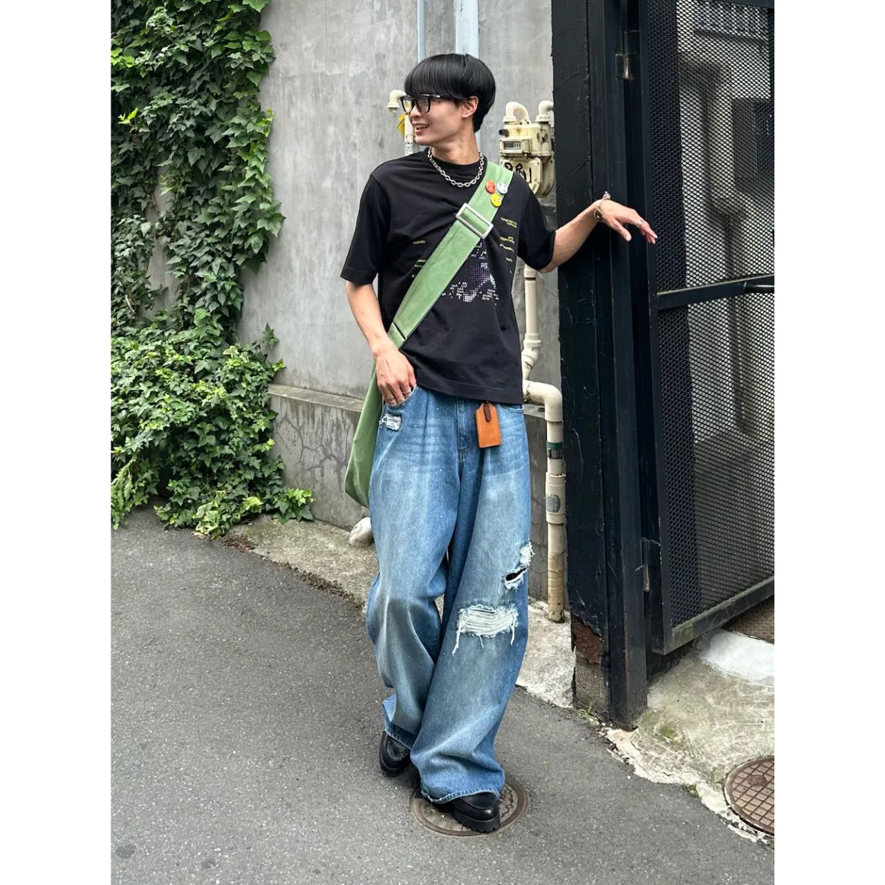 メンズの大きいショルダーバッグのダサくないおしゃれなコーディネート例
